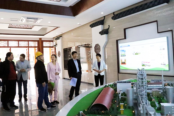 調研組參觀主廠房一樓展示廳、智能中央控制室01.jpg